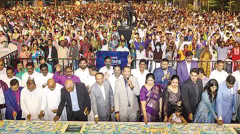 சென்னையில் நேற்று நடந்த புத்தாண்டு ஆசீர்வாதக் கூட்டத்தில் 25 அடி நீள
கேக் வெட்டி, புத்தாண்டு வாழ்த்துகளைத் தெரிவித்த இயேசு அழைக்கிறார் அமைப்பின் நிறுவனர் பால் தினகரன், இவாஞ்சலின் பால்தினகரன், சாமுவேல் பால்தினகரன், ஷில்பா தினகரன், ஸ்டெல்லா ரமோலா, டேனியல் டேவிட்சன், பேபி கேட்லின், போதகர் டி.மோகன் மற்றும் பேராயர்கள். | படம்: எஸ். சத்தியசீலன் |