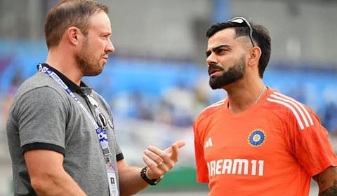 விராட் கோலி சிலநேரங்களில் ‘ஓவராக’ போய் விடுகிறார்: டிவில்லியர்ஸ் அட்வைஸ்