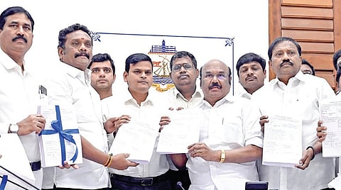 சென்னைக்கு உட்பட்ட 16 சட்டப்பேரவை தொகுதிகளுக்கான வாக்காளர் இறுதி பட்டியலை அனைத்து கட்சி பிரதிநிதிகள் முன்னிலையில், மாவட்ட தேர்தல் அலுவலர் ஜெ.குமரகுருபரன் நேற்று வெளியிட்டார். | படம்: எஸ்.சத்தியசீலன் |