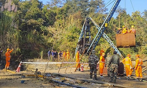 நிலக்கரி சுரங்கத்தில் சிக்கியவர்களை மீட்கும் பணியில் வீரர்கள்