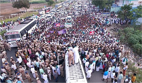 டங்ஸ்டன் சுரங்க திட்டத்தை கைவிட வலியுறுத்தி 40-க்கும் மேற்பட்ட கிராம மக்கள் நடத்திய போராட்டத்தால் மதுரை - திருச்சி தேசிய நெடுஞ்சாலையில் போக்குவரத்து பாதிக்கப்பட்டது.