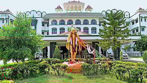 பொது இடங்களுக்கு பதிலாக கட்சி கொடி கம்பங்களை வீடுகளில் வைக்கலாம்: உயர் நீதிமன்ற மதுரை அமர்வு யோசனை