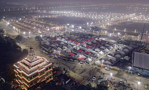 உத்தர பிரதேசத்தின் பிரயாக்ராஜில் மகா கும்பமேளா வரும் 13-ம் தேதி தொடங்க உள்ளது. இதையொட்டி பக்தர்கள் தங்குவதற்காக ஒரு லட்சத்துக்கும் மேற்பட்ட கூடாரங்கள் அமைக்கப்பட்டு உள்ளன. இந்த கூடாரங்களில் ஒரே நேரத்தில் 10 லட்சம் பக்தர்களை தங்க வைக்க முடியும். படம்: பிடிஐ