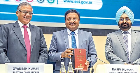 டெல்லி சட்டப்பேரவைக்கான தேர்தல் அட்டவணையை நேற்று வெளியிட்ட தலைமை தேர்தல் ஆணையர் ராஜீவ் குமார் (நடுவில்). உடன், தேர்தல் ஆணையர்கள் கியானேஷ் குமார் மற்றும் சுக்பிர் சிங் சாந்து.படம்: பிடிஐ