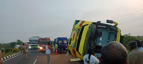 நெல்லையில் ஆம்னி பேருந்து கவிழ்ந்து விபத்து: ஒருவர் பலி; 35 பேர் காயம்