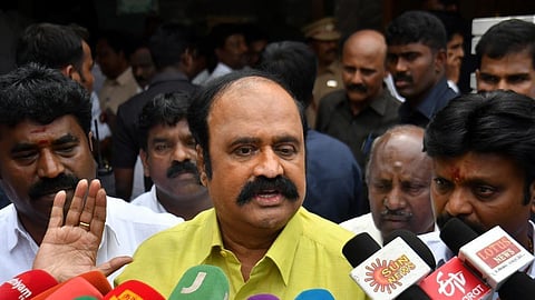 அதிமுக உறுப்பினர் இல்லை என சொல்லும் உரிமை பழனிசாமிக்கு இல்லை: தேர்தல் ஆணையத்தில் பெங்களூரு புகழேந்தி மனு