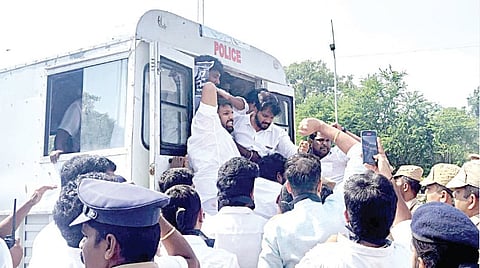 அண்ணா பல்கலை. மாணவி பாலியல் வன்கொடுமையை கண்டித்து, தமிழக பாஜக இளைஞரணியினர் சென்னை மெரினாவில் நேற்று ஆர்ப்பாட்டம் நடத்தினர். அப்போது தலைமை செயலகம் நோக்கி பேரணியாக செல்ல முயன்ற அவர்களை போலீஸார் கைது செய்தனர்.