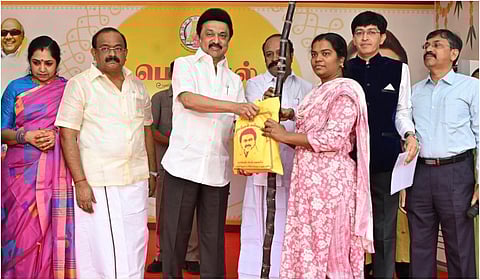 பொங்கல் பரிசுத் தொகுப்பு, இலவச வேட்டி - சேலை வழங்கும் திட்டத்தை தொடங்கி வைத்தார் முதல்வர்!