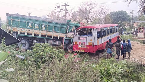 ராணிப்பேட்டையில் லாரி மீது கர்நாடக அரசு பஸ் மோதி விபத்து - 4 பேர் உயிரிழப்பு, 35 பேர் காயம்