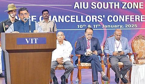 காலனி ஆதிக்கத்தால் குருகுலக் கல்வி முறை மாற்றப்பட்டது: துணைவேந்தர்கள் மாநாட்டில் ஆளுநர் ரவி கருத்து