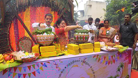 திருச்சி அடுத்த முசிறி எம்ஐடி வேளாண் தொழில்நுட்பக் கல்லூரியில் நடைபெற்ற பொங்கல் விழாவில் தமிழக ஆளுநர் ஆர்.என்.ரவி.