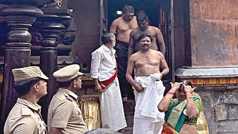 சிதம்பரம் நடராஜர் கோயில் தீட்சிதர்கள் எதிர்ப்பை மீறி கனக சபை மீது ஏறி வழிபட்ட பக்தர்கள்