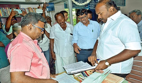 தூத்துக்குடியில் பொதுமக்கள் நிதி திரட்டி சீரமைத்த நூலகத்தை மாநகராட்சி மேயர் ஜெகன் பெரியசாமி திறந்து வைத்து பார்வையிட்டார்.