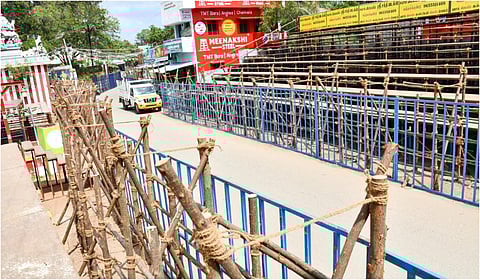 மதுரை மாவட்டம் அவனியாபுரத்தில் செவ்வாய்க்கிழமை ஜல்லிக்கட்டுப் போட்டிகள் நடைபெறவுள்ள நிலையில் அதற்கான ஏற்பாடுகள் தயார் நிலையில் உள்ளன.