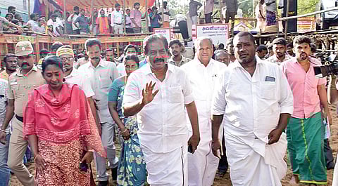 மதுரை அவனியாபுரம் ஜல்லிக்கட்டு ஏற்பாடுகளை நேற்று பார்வையிட்ட அமைச்சர் பி.மூர்த்தி, மாவட்ட ஆட்சியர் சங்கீதா உள்ளிட்டோர். படங்கள்: எஸ். கிருஷ்ணமூர்த்தி