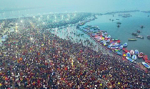 உத்தர பிரதேச மாநிலம் பிரயாக்ராஜில் மகா கும்பமேளா நேற்று தொடங்கியது. திரிவேணி சங்கமத்தில் லட்சக்கணக்கான பக்தர்கள் புனித நீராடினர். கண்ணுக்கெட்டிய தூரம் வரை காணப்படும் மக்கள் கூட்டம். படம்: பிடிஐ