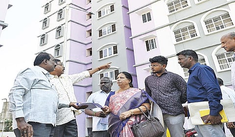 குமரகுருப்பள்ளத்தில் ரூ. 45.5 கோடியில் 12 தளங்கள் கொண்ட குடியிருப்பு கட்டப்படுவது குறித்து விளக்கிய அதிகாரிகள்.