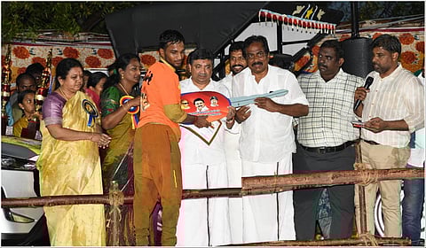 அவனியாபுரம் ஜல்லிக்கட்டில் 19 காளைகளை அடக்கி முதலிடம் பிடித்த கார்த்தி என்பவருக்கு கார் பரிசாக வழங்கப்பட்டது.