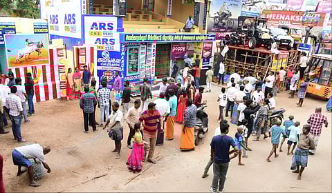 ஜல்லிக்கட்டுப் போட்டிக்கு தயார் நிலையில் உள்ள அலங்காநல்லூர் களம்