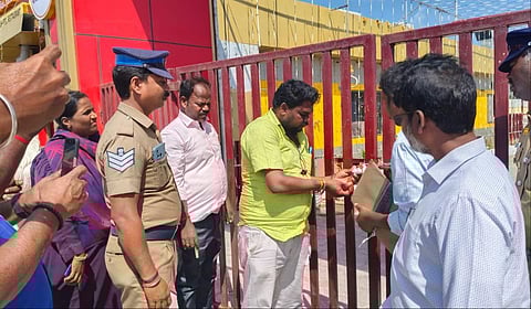 கோவளம் சுற்றுலா ஹெலிகாப்டர் தளத்துக்கு அதிகாரிகள் சீல் வைத்தனர்.