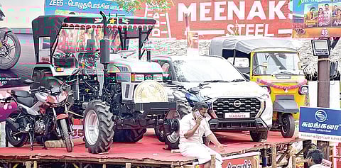 அலங்காநல்லூர் ஜல்லிக்கட்டில் சிறந்த காளை, மாடுபிடி வீரருக்கு பரிசாக வழங்கப்பட உள்ள கார், டிராக்டர், ஆட்டோ.படம்: எஸ்.கிருஷ்ணமூர்த்தி