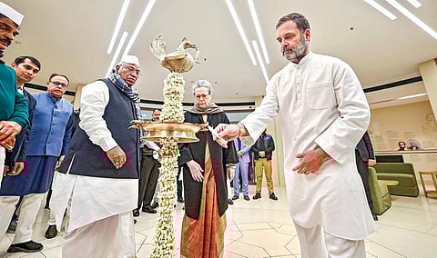 டெல்லி கோட்லா சாலையில் காங்கிரஸ் கட்சியின் புதிய அலுவலகத்தை திறந்து வைத்தார் சோனியா காந்தி