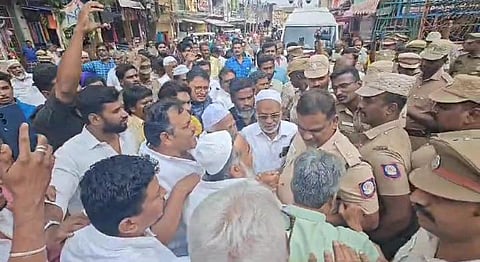 திருப்பரங்குன்றம் பழனிஆண்டவர் கோயில் முன்பு தடுப்புகள் அமைத்து பாதுகாப்பு பணியில் ஈடுபட்ட போலீஸார். படம்: எஸ்.கிருஷ்ணமூர்த்தி.