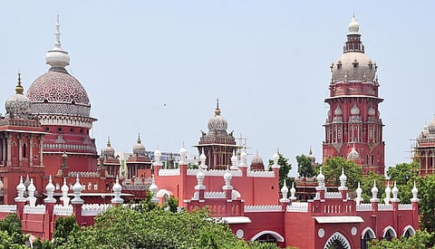 மணல் அள்ளுவதை திருவள்ளூர் ஆட்சியர் தடுக்காவிட்டால் அவமதிப்பு வழக்கு - ஐகோர்ட் உத்தரவு