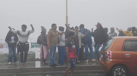 கொடைக்கானலில் பனிமூட்டம், சாரல் மழை: விடுமுறை நிறைவால் பிரியாவிடை பெற்ற சுற்றுலா பயணிகள்