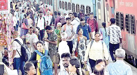 பொங்கல் பண்டிகை விடுமுறை முடிந்து சொந்த ஊர்களில் இருந்து எழும்பூர் ரயில் நிலையத்தில் வந்திறங்கிய பயணிகள். படம்: எஸ்.சத்தியசீலன்