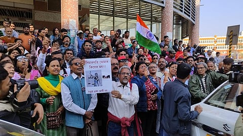 நீதிமன்றத்தில் கூடிய மக்கள்