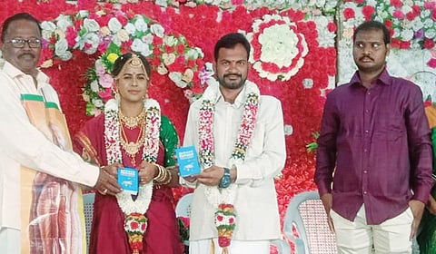 திருவண்ணாமலையில் ஹோமியோபதி மருத்துவர்கள் திருஞானசம்பந்தம்-கவுரிக்குத் திருக்குறள் நெறித் திருமணத்தை நடத்தி வைத்து திருக்குறள் புத்தகங்களைப் பரிசாக வழங்கிய திருக்குறள் தொண்டு மைய நிறுவனர் பாவலர் ப.குப்பன்.