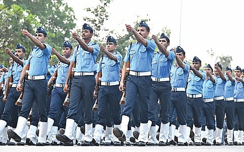 சென்னை மெரினா கடற்கரை உழைப்பாளர் சிலை அருகே, குடியரசு தின விழாவுக்கான ஒத்திகை நிகழ்ச்சி நேற்று நடைபெற்றது. இதில் முப்படை வீரர்கள், போலீஸார் உள்ளிட்டோர் அணிவகுப்பு ஒத்திகையில் பங்கேற்றனர்.