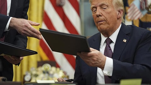 WHO, பாரிஸ் ஒப்பந்தத்துக்கு ‘குட்பை' - அமெரிக்க அதிபர் ட்ரம்ப்பின் முதல் நாள் அதிரடிகள்!