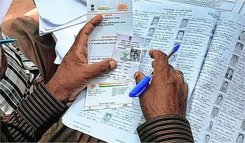 வாக்காளர் அடையாள அட்டையுடன் ஆதார் இணைக்க கோரிய மனு தள்ளுபடி