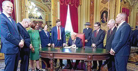 இந்தியா உள்ளிட்ட ‘பிரிக்ஸ்’ நாடுகளுக்கு அதிபர் ட்ரம்ப் மிரட்டல்: முதல் நாளில் பல்வேறு உத்தரவுகளில் கையெழுத்து