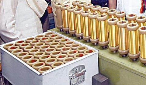 ஓரிக்கை ஜரிகை உற்பத்தி தொழிற்சாலையில் உள்ள இயந்திரங்கள்.