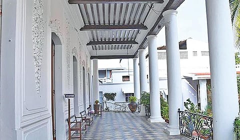 பாரம்பரியத்தின் பெருமையை பறைசாற்றுகிறது புதுச்சேரி ரோமன் ரோலண்ட் தெருவில் உள்ள க்ளூனி எம்ப்ராய்ட்ரி மையத்தின் அழகிய கட்டிட அமைப்பு.