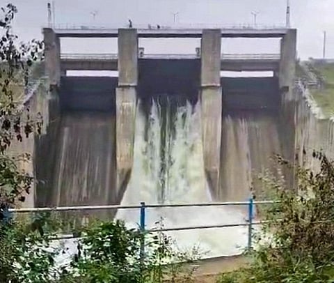 ஆனைமடுவு அணையின் மதகு ஒன்று மின்சார கோளாறு காரணமாக திடீரென திறக்கப்பட்டு மதகு வழியாக வெளியேறி தண்ணீர்.