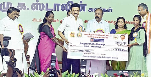 சிவகங்கையில் நேற்று நடைபெற்ற அரசு விழாவில் பயனாளிக்கு நலத்திட்ட உதவியை வழங்கினார் முதல்வர் மு.க.ஸ்டாலின். உடன், அமைச்சர்கள் கே.ஆர்.பெரியகருப்பன், ஆர்.எஸ்.ராஜகண்ணப்பன், கோவி.செழியன், கார்த்தி சிதம்பரம் எம்.பி., ஆட்சியர் ஆஷாஅஜித் உள்ளிட்டோர். படம்: எல்.பாலச்சந்தர்