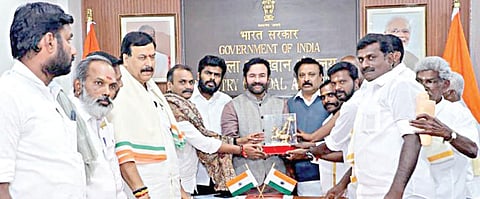 மதுரை மாவட்டம் டங்ஸ்டன் சுரங்கம் ஒப்பந்தம் ரத்து செய்வது தொடர்பாக மத்திய இணையமைச்சர் எல்.முருகன், தமிழக பாஜக தலைவர் அண்ணாமலை ஆகியோர் தலைமையில், வல்லாளப்பட்டி, அரிட்டாபட்டி, கிடாரிப்பட்டி மற்றும் நரசிங்கம்பட்டியைச் சேர்ந்த விவசாயிகள் உள்ளிட்ட பாஜகவினர், மத்திய சுரங்கத்துறை அமைச்சர் கிஷன் ரெட்டியை டெல்லியில் சந்தித்து கோரிக்கை வைத்ததுடன் அவருக்கு நினைவு பரிசு வழங்கினர்.