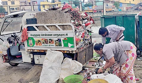 வீடுகளில் வழங்கும் குப்பைகளை சேகரித்து வந்து, வகை பிரிக்கும் மாநகராட்சி தூய்மைப் பணியாளர்கள்.| படங்கள்: ச.கார்த்திகேயன் |