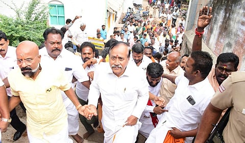 திருப்பரங்குன்றம் மலைமேல் உள்ள காசிவிசுவநாதர் கோயிலுக்கு கட்சி நிர்வாகிகளுடன் செல்லும் பாஜக மூத்த தலைவர் ஹெச்.ராஜா