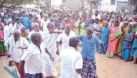 டங்ஸ்டன் கனிம ஏலத்தை ரத்து செய்வதாக மத்திய அரசு நேற்று அறிவித்ததும், மதுரை மேலூர் அடுத்த அரிட்டாபட்டியில் ஆடிப்பாடி கொண்டாடிய மக்கள்.