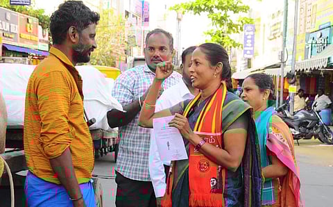 பிரச்சாரத்தில் நாம் தமிழர் வேட்பாளர் சீதாலட்சுமி.