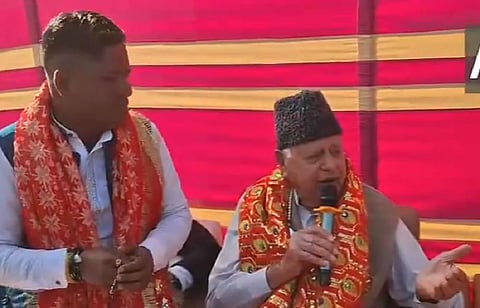 ஜம்மு காஷ்மீர் | வைஷ்ணோ தேவி கோயிலில் இந்தி பஜனைப் பாடலைப் பாடிய பரூக் அப்துல்லா