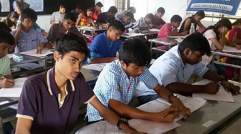 தமிழ்நாட்டில் FITJEE திறனறித் தேர்வை எழுதும் மாணவர்கள்