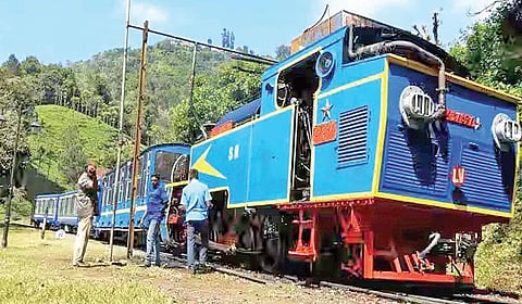 ‘பர்னஸ் ஆயில்' நீராவி இன்ஜின்களை டீசலுக்கு மாற்றப்பட்டு நடத்தப்பட்ட மலை ரயில் சோதனை ஓட்டம்.