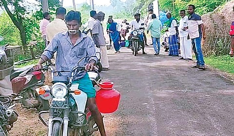 பூசலாங்குடி கிராமத்தில் இருந்து குடிநீர் எடுத்துச் செல்லும் புழுதிக்குடி கிராம மக்கள்.