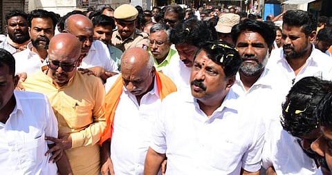 மதுரை திருப்பரங்குன்றத்தில் இன்று காசி விஸ்வநாதர் கோயிலுக்கு செல்வதற்காக தமிழ்நாடு சட்டமன்ற பாஜக குழு தலைவர் நயினார் நாகேந்திரன் எம்எல்ஏ,  இந்து முன்னணி மாநிலத் தலைவர் காடேஸ்வரா சுப்பிரமணியம் ஆகியோர் மலைப்பாதை வழியாக சென்றனர். படம்: எஸ்.கிருஷ்ணமூர்த்தி.